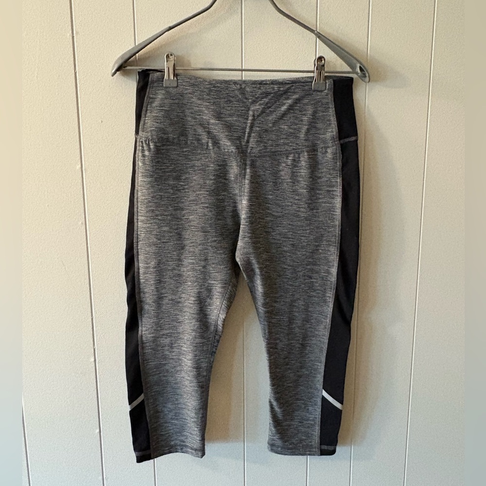 Marika Women’s Medium Gray and Black Capri Leggings sport gym running